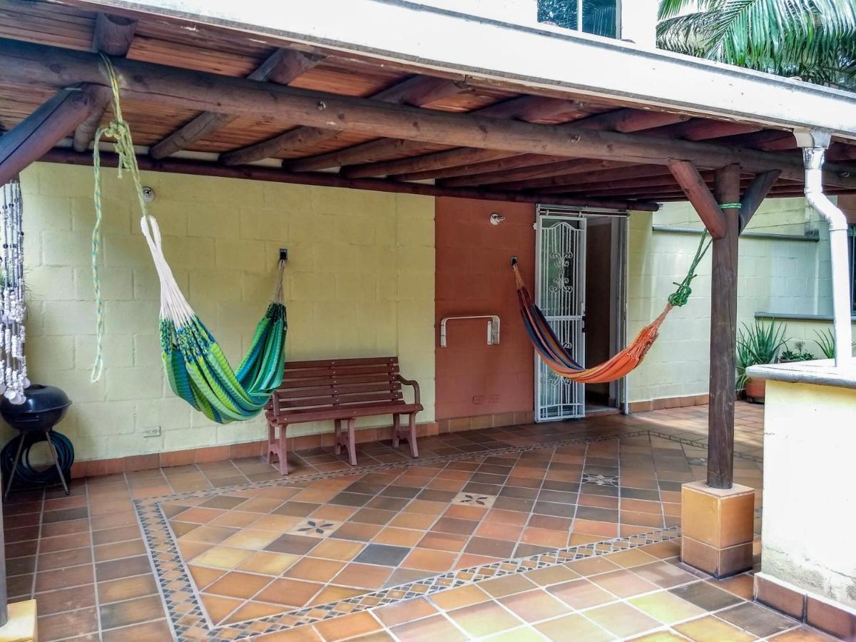 Bueno, Bonito, Barato Y Cerca A El Poblado Appartement Medellín Buitenkant foto