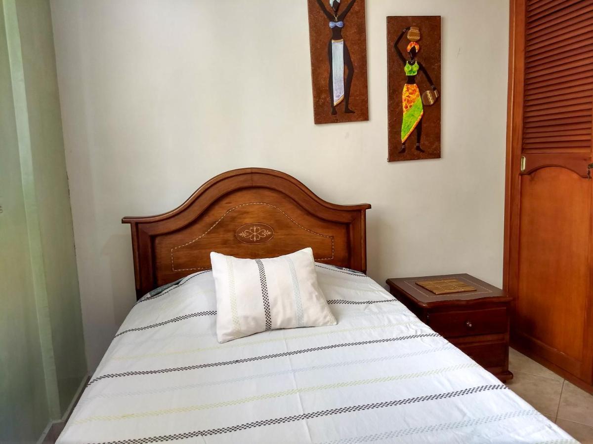 Bueno, Bonito, Barato Y Cerca A El Poblado Appartement Medellín Buitenkant foto