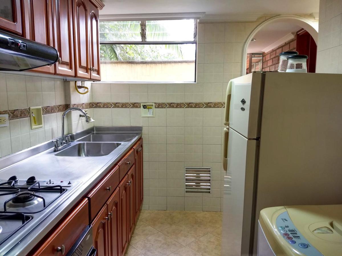 Bueno, Bonito, Barato Y Cerca A El Poblado Appartement Medellín Buitenkant foto